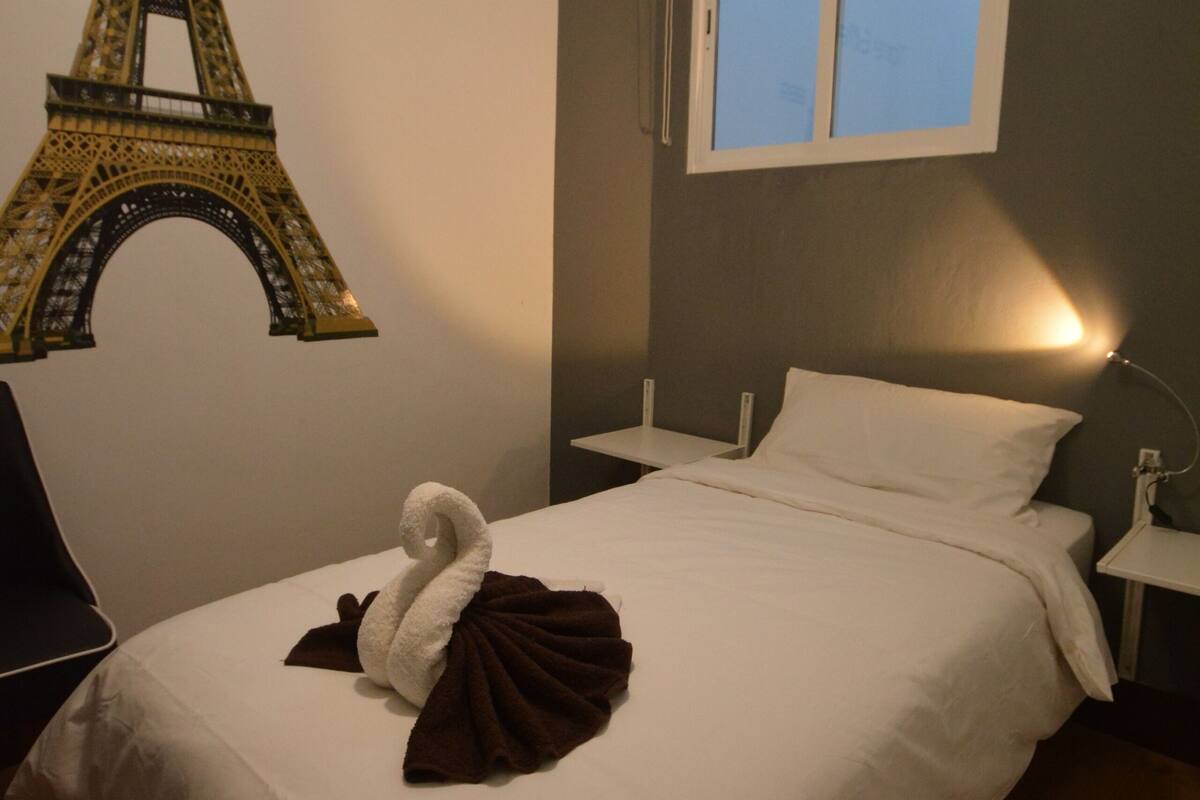 Chambre Simple, salle de bains commune | Fer et planche à repasser, Wi-Fi gratuit, draps fournis