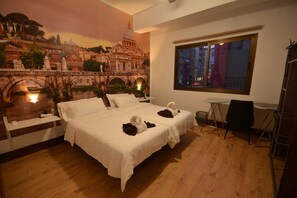 Twin kamer, 2 eenpersoonsbedden, gedeelde badkamer (Exterior) | Een strijkplank/strijkijzer, gratis wifi, beddengoed
