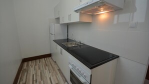 Fridge, microwave, oven, stovetop - City Room Las Palmas (Las Palmas de Gran Canaria)