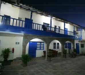 Front of property - evening/night - Hostal Chaq'uill Chak'a (Cusco)