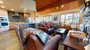 Apartment, 4 Schlafzimmer | Wohnbereich | Smart-TV