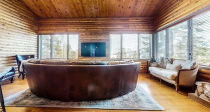 Bridges Townhome 11 Pet-Friendly Deluxe Townhome with Private Hot Tub and Stones throw to slopes by RedAwning