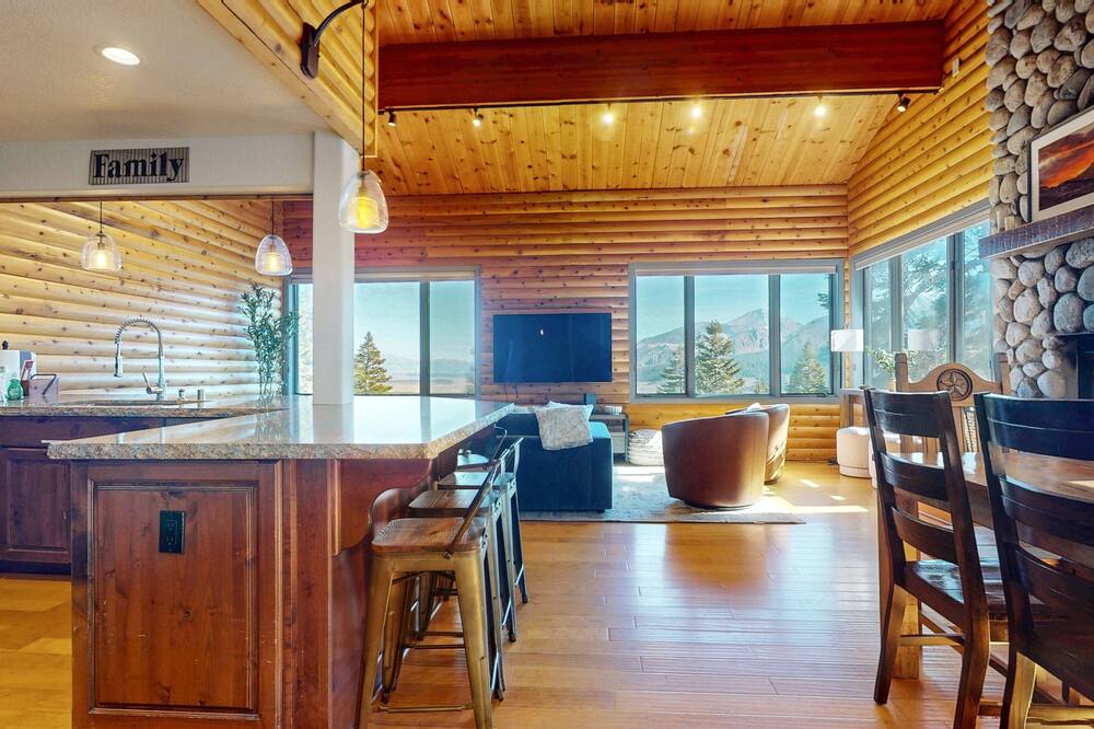 Bridges Townhome 11 Pet-Friendly Deluxe Townhome with Private Hot Tub and Stones throw to slopes by RedAwning - Mammoth Mountain, CA