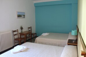 Chambre Double, salle de bains commune | Bureau, Wi-Fi gratuit, draps fournis
