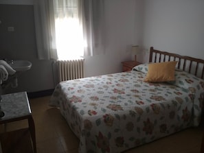 Double Room Single Use | Desk, free WiFi, bed sheets - Pensión Peperillo (Graus)