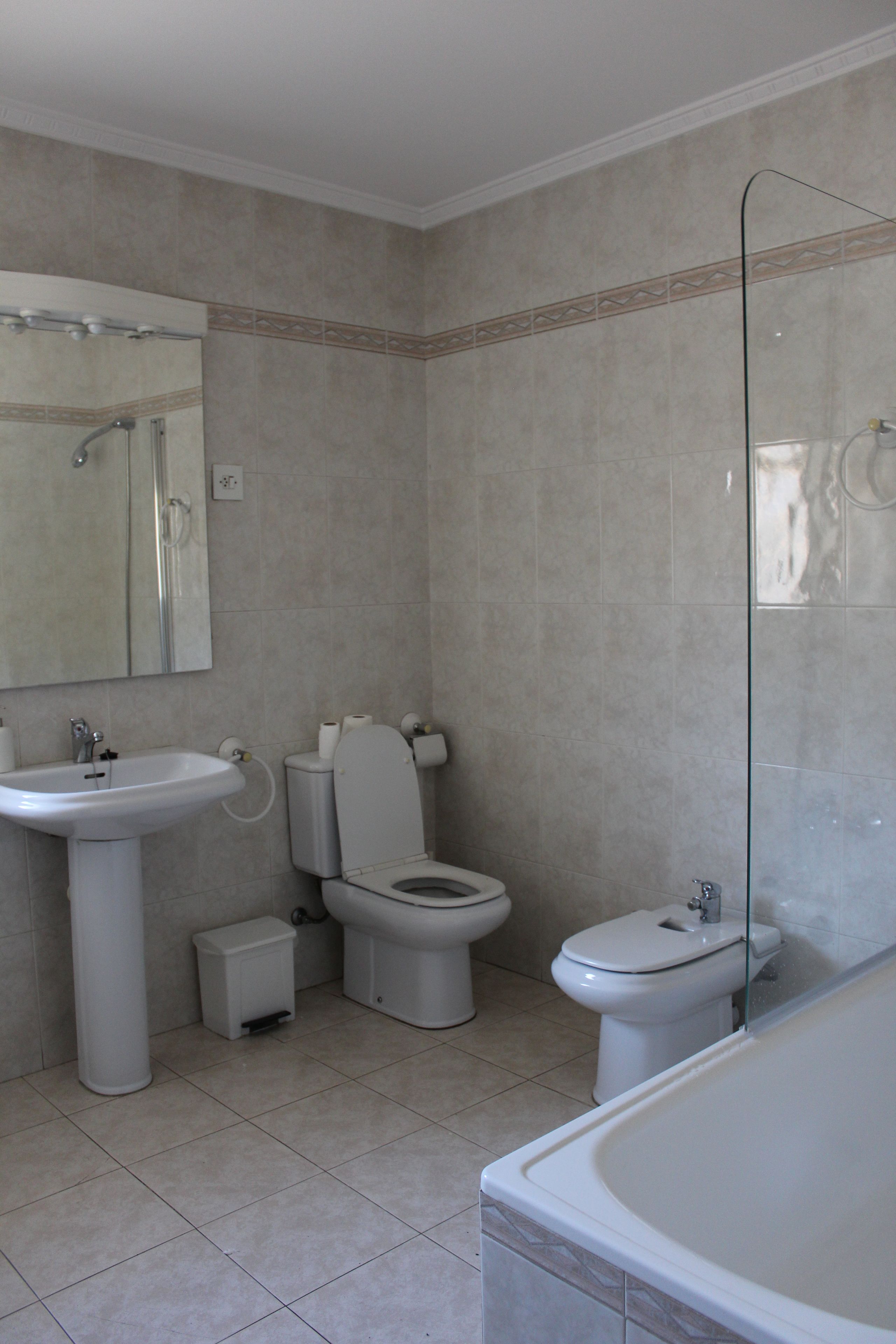 Un baño con lavamanos, inodoro, bidé y bañera.