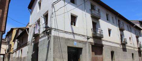 A building with a sign reading "FONDA" and a "P" parking sign.