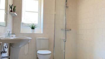 Double Room, Shared Bathroom | Bilik Mandi | Tuala disediakan