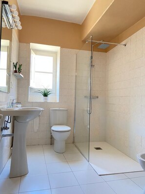 Chambre Double, salle de bains commune | Salle de bain | Serviettes fournies