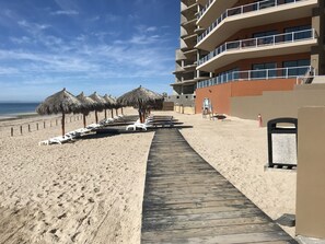 På stranden, solstolar och strandhanddukar