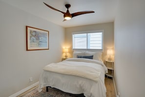 3 bedrooms, Internet, bed sheets - Catalina Island Duplex - Steps to Beach & Pier! (Avalon)