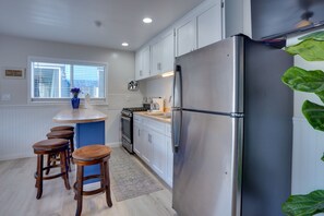 Fridge, microwave, stovetop, coffee/tea maker - Catalina Island Duplex - Steps to Beach & Pier! (Avalon)