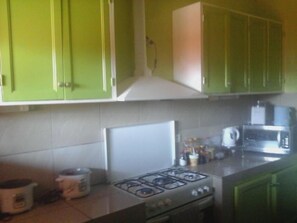 Apartamento, 2 quartos | Cozinha privada | Geladeira, micro-ondas (mediante solicitação), fogão, cooktop
