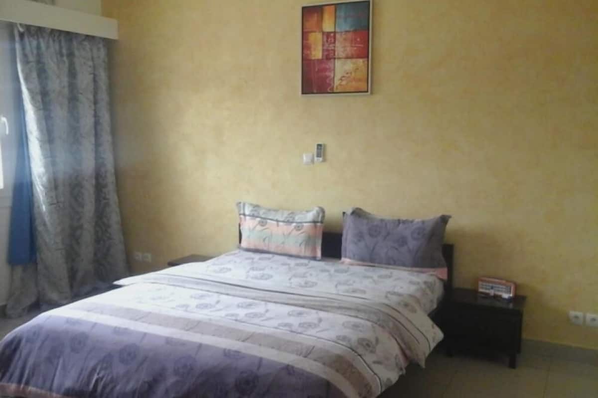Premium bedding, in-room safe, desk, iron/ironing board