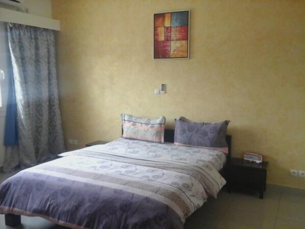 Premium bedding, in-room safe, desk, iron/ironing board