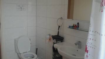 Apartment, 1 Bedroom | Bathroom | Free toiletries, towels