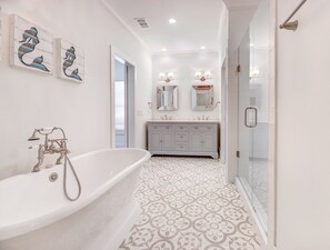 Bañera con ducha, secador de pelo, toallas, jabón