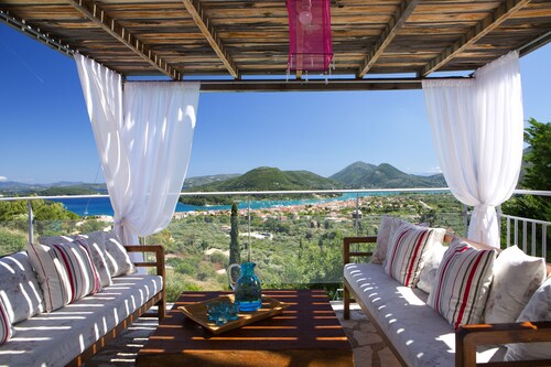 Luxury villa overlooking the sea with private pool-Villa Dahlia