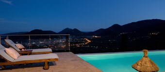 Luxury villa overlooking the sea with private pool-Villa Dahlia