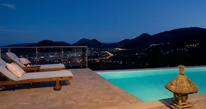 Luxury villa overlooking the sea with private pool-Villa Dahlia