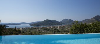 Luxury villa overlooking the sea with private pool-Villa Iris