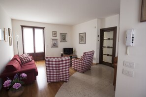 Fernseher, Tischtennisplatte