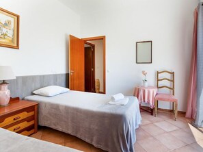 3 bedrooms, desk, iron/ironing board, travel cot - House Alto dos Agostos (Santa Bárbara de Nexe)