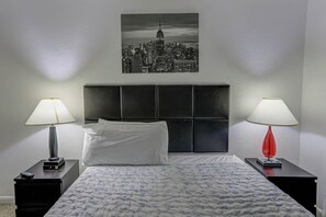 Deluxe Studio, 1 Queen Bed, Garden View