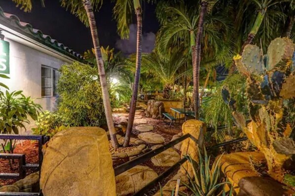 Property grounds - Green Seas Motel (Hollywood)