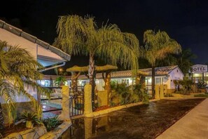 Exterior - Green Seas Motel (Hollywood)