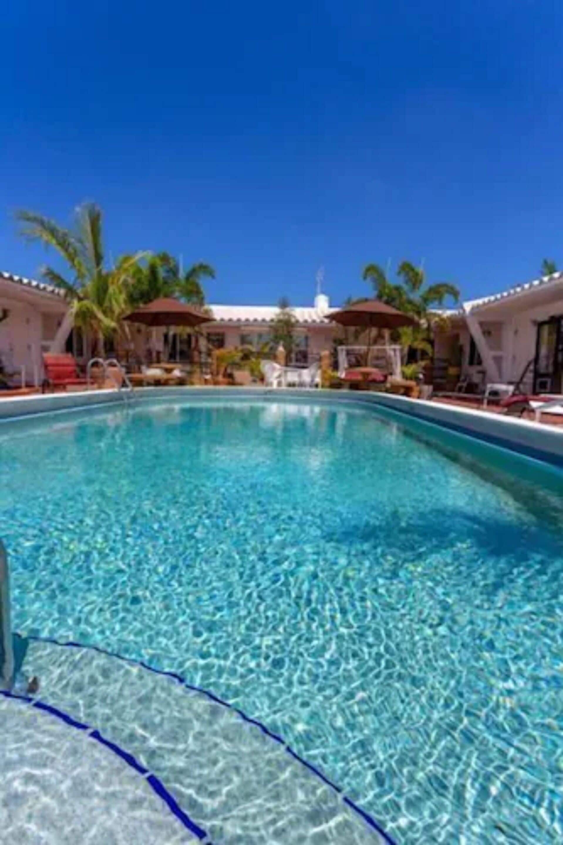 Hồ bơi ngoài trời, mở cửa từ 6:00 đến 18:00, dù/ô trên bãi biển/hồ bơi 