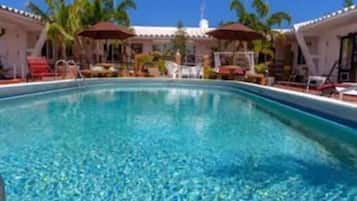 Utomhuspool med öppettider 06.00 till 18.00, och parasoller