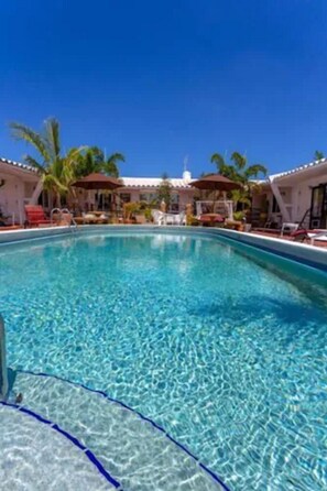 Outdoor pool, open 6 AM to 6 PM, pool umbrellas - Green Seas Motel (Hollywood)