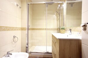 Dusche, Haartrockner, Handtücher