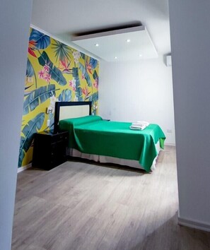 Shower, rainfall showerhead, free toiletries, hair dryer