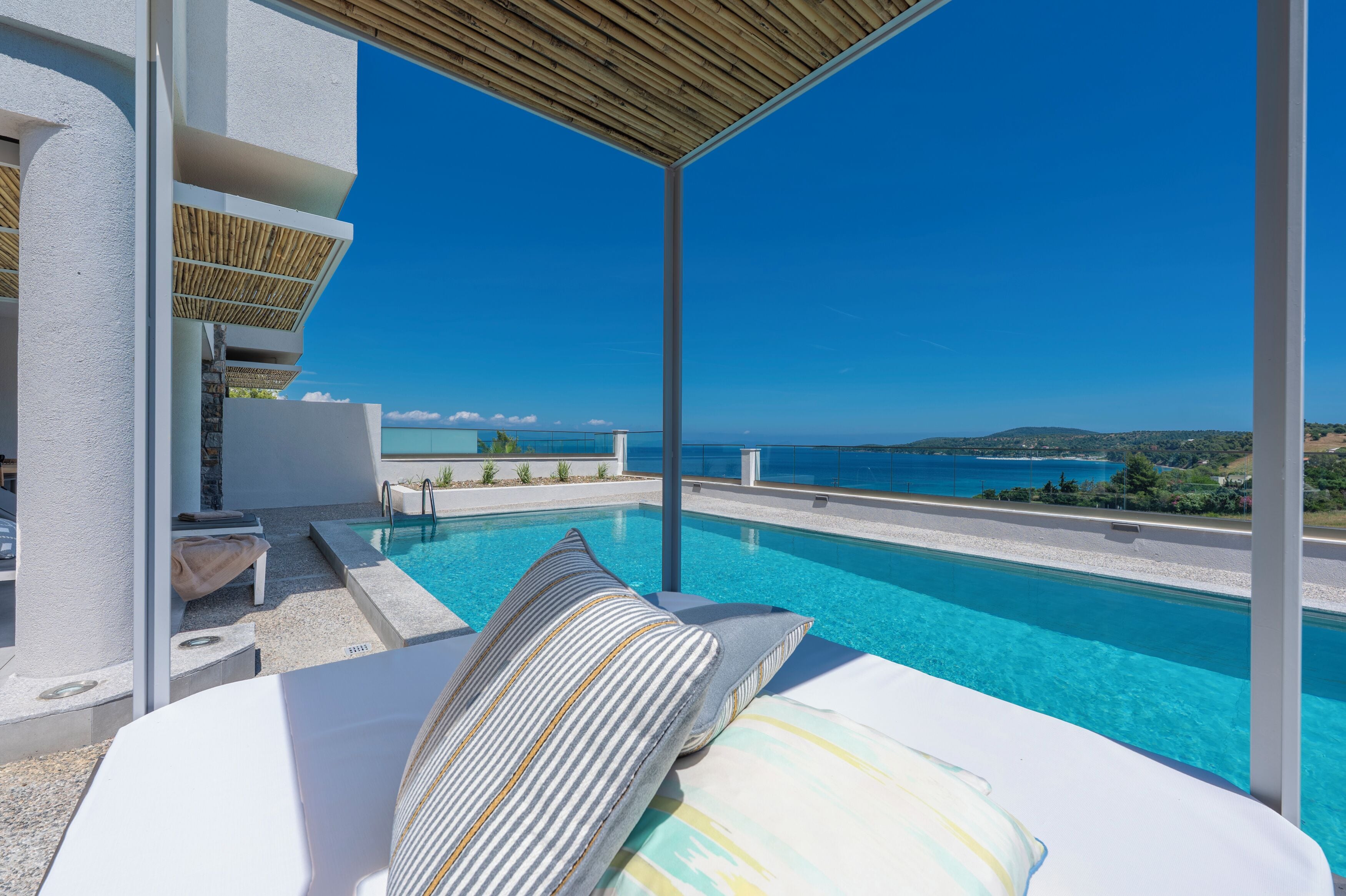 Signature Suite Sea View with Private Pool | Seprai Frette Italia, busa memori, brankas, dan tirai kedap cahaya