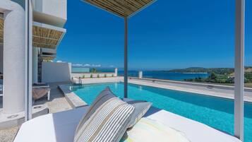 Signature Suite Sea View with Private Pool | Seprai Frette Italia, busa memori, brankas, dan tirai kedap cahaya