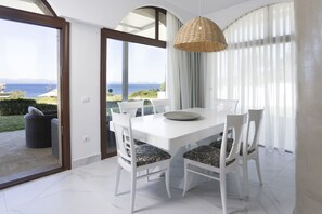 Suite Majestueuse, 3 chambres, piscine privée, vue piscine | Salle à manger