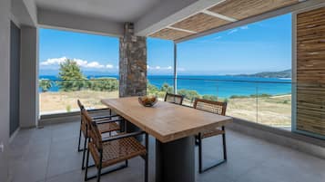 Prestige Suite Sea View with Private Pool | Italiaanse Frette-lakens, bedden met traagschuimmatras