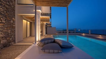 Signature Suite Sea View with Private Pool | Draps italiens Frette, matelas mémoire de forme