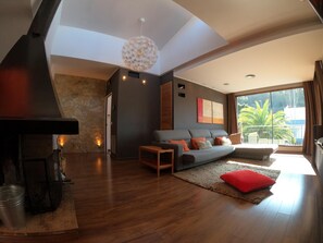 Téléviseur connecté, foyer, lecteur de DVD, sélection de musique