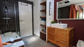 Ensemble baignoire-douche, baignoire à remous, séchoir à cheveux, bidet