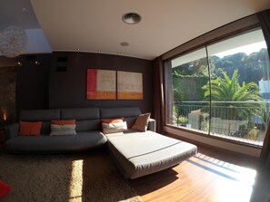 Téléviseur connecté, foyer, lecteur de DVD, sélection de musique