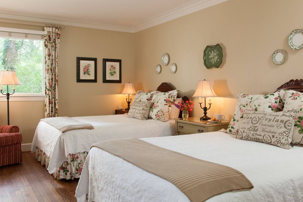 Habitación, patio, vista al jardín | Tabla de planchar con plancha, wifi gratis y decoración personalizada 
