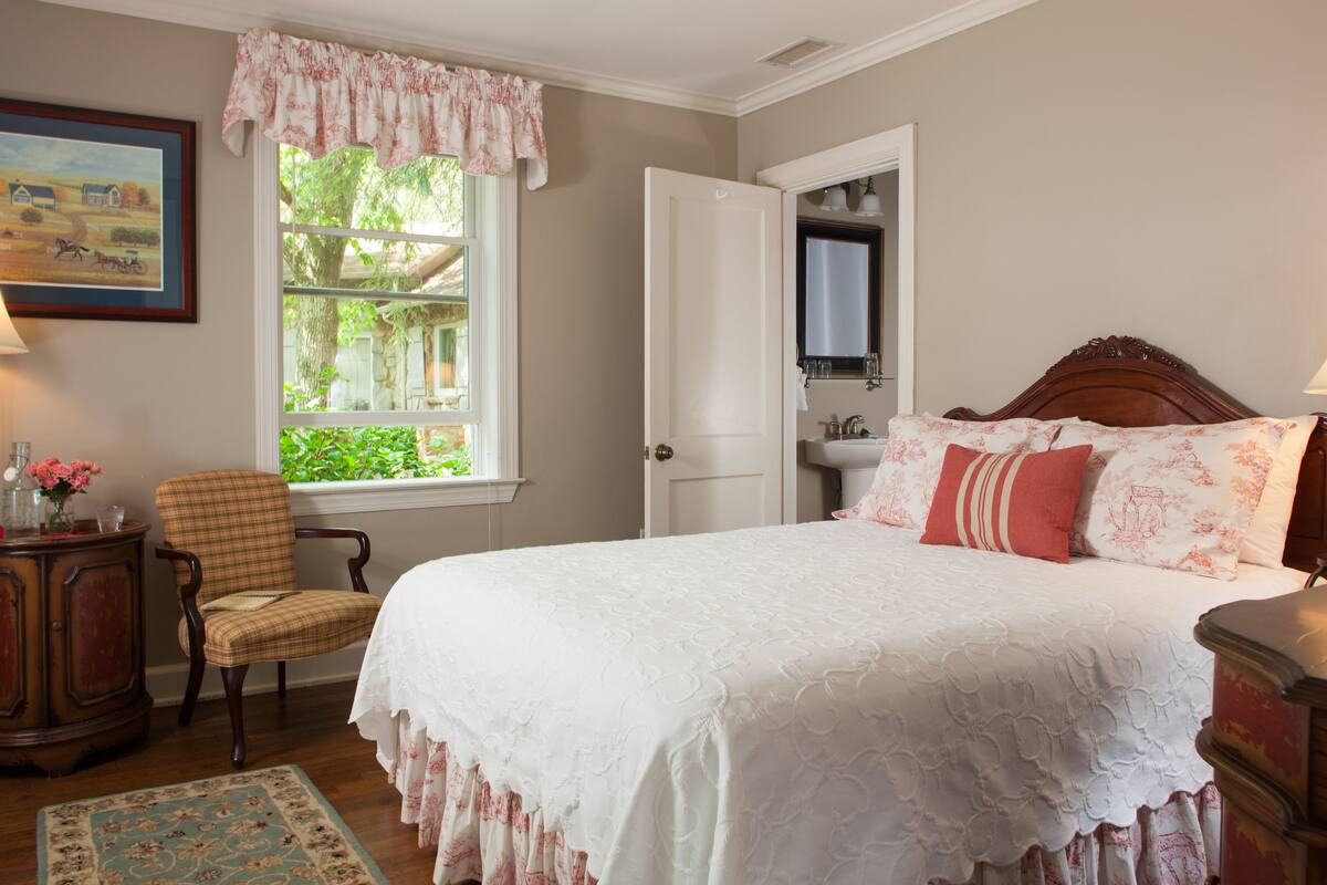 Habitación, patio, vista al jardín | Tabla de planchar con plancha, wifi gratis y decoración personalizada 
