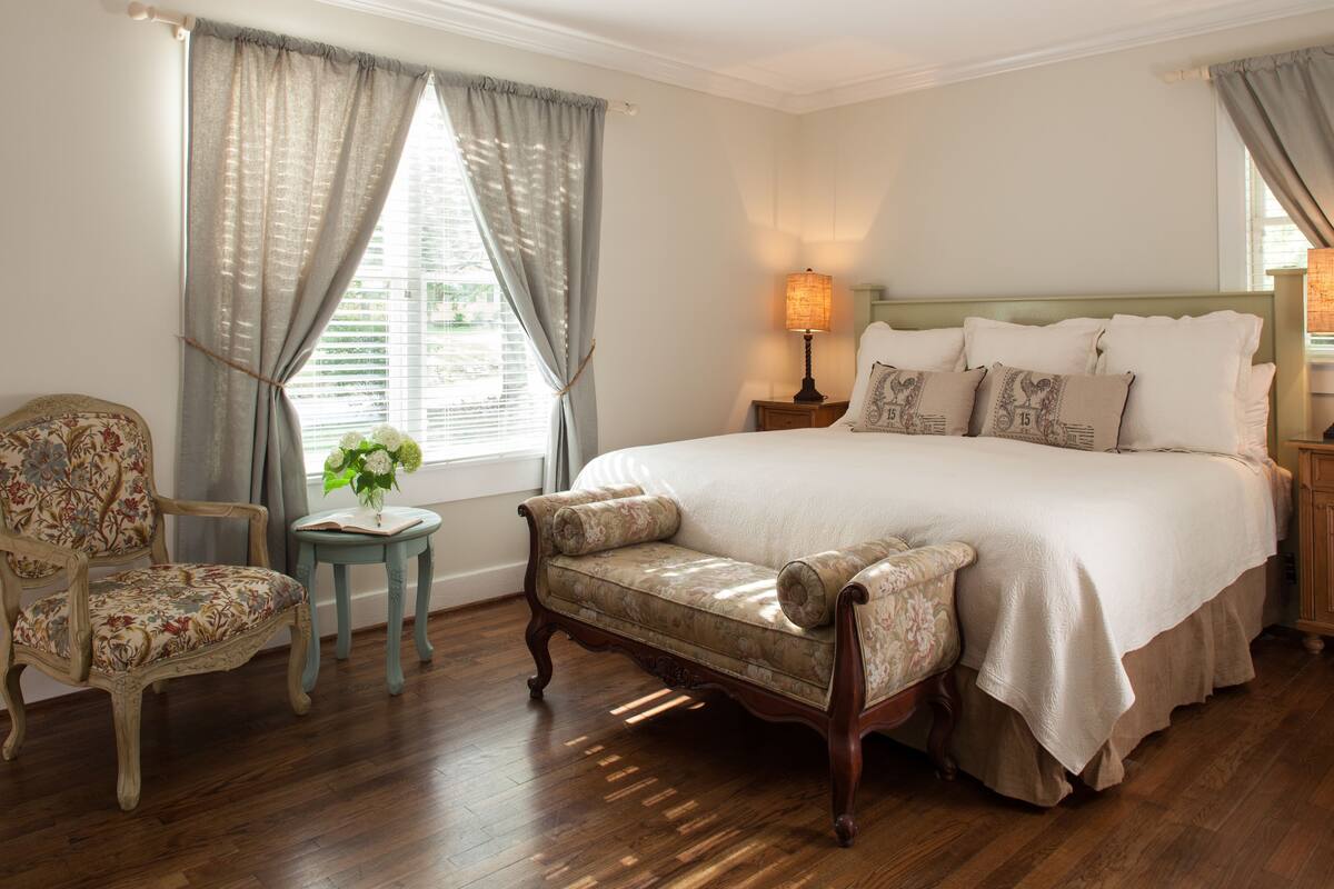 Suite Deluxe, patio, vista al jardín | Tabla de planchar con plancha, wifi gratis y decoración personalizada 