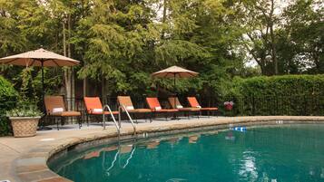 Piscine extérieure (ouverte en saison), chaises longues