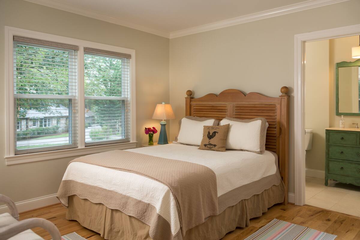 Casa de campo Deluxe, 2 habitaciones, baño privado, vista al jardín | Tabla de planchar con plancha, wifi gratis y decoración personalizada 