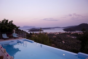 An infinity pool with a view of a coastal town and mountains. - Luxury villa overlooking the sea with private pool-Villa Lily (Lefkada)