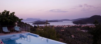 Luxury villa overlooking the sea with private pool-Villa Lily